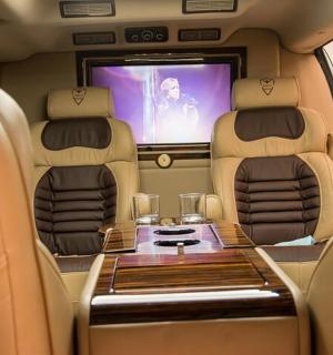 汽车后座上的一张带电视的桌子