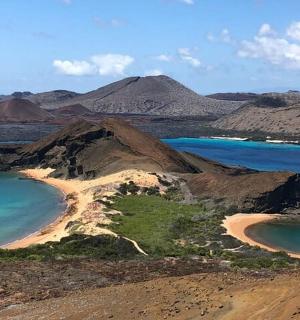 海洋中的一个岛屿，背景是群山
