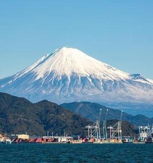一片水域前的一座白雪皑皑的山峰