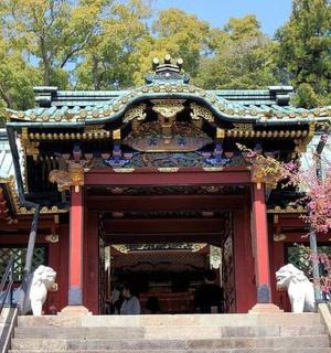 一座前面有两座白色雕像的建筑