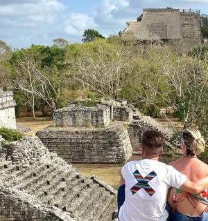 两个人站在一座古城堡的废墟上