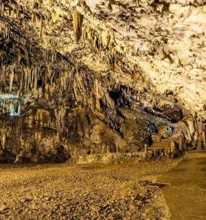 una cova amb un camí a dins