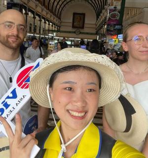 一位戴着帽子、举着和平标志的女士