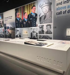 vitrína v muzeu s fotografiemi a informacemi