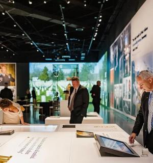 skupina lidí v muzeu prohlížejících si exponáty