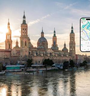 一部 iPhone 正在拍摄河边的建筑物