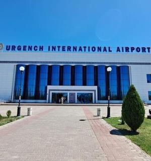 一座大楼,上面有一块招牌