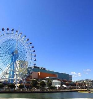 建筑物前的摩天轮