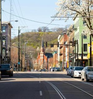 městská ulice s auty zaparkovanými na ulici