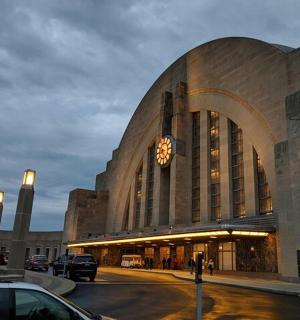 velká budova s hodinami na boku