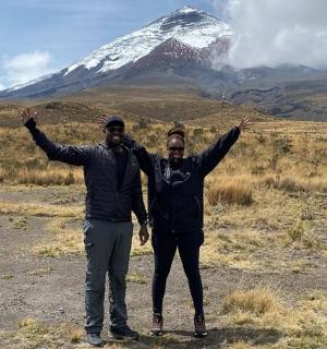 一男一女站在一座山前