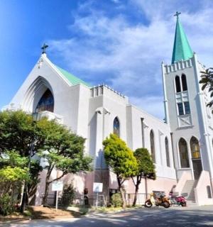 一座有着绿色尖顶的白色大教堂