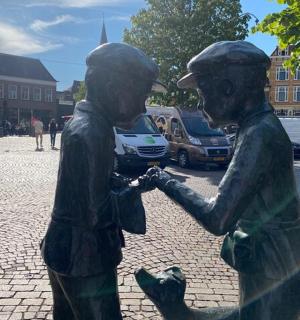 两人并肩站立的雕像