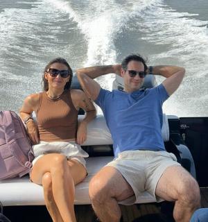 muž a žena sedící na lodi