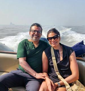 muž a žena sedící v lodi