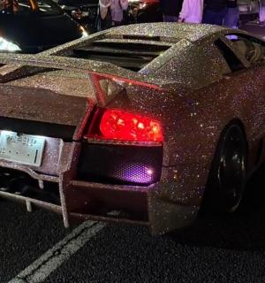 一辆被雪覆盖的汽车停在停车场