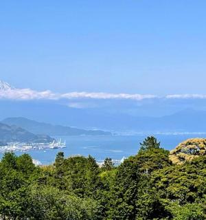 可以欣赏到山峦和树木的海景