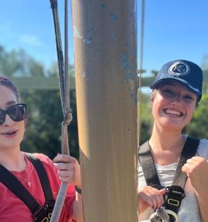 فتاتان تركبان على قطار الملاهي