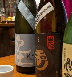 桌子上放着两瓶酒