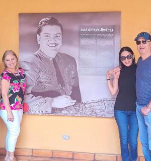 一群人站在墙前