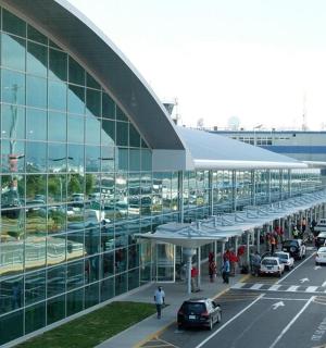 budova s mnoha auty zaparkovanými vedle dálnice