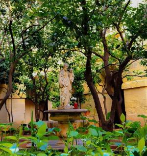 socha ženy na fontáně v zahradě