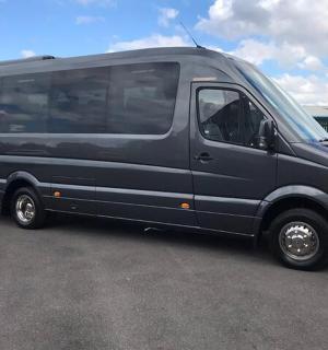 црни комби паркиран на паркингу