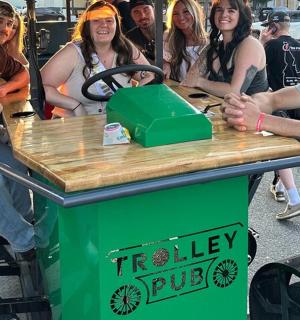 Mees seisab rattaga laua ees