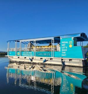 niebieski pociąg stojący na zbiorniku wodnym