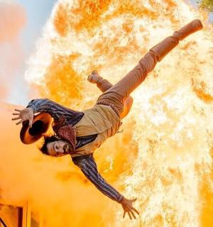 一名男子从楼上坠落