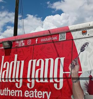 dodávka s reklamou na boku