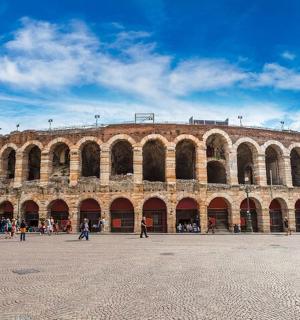 一座大楼，前面有人走动