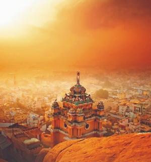 日落时的城市景观和建筑