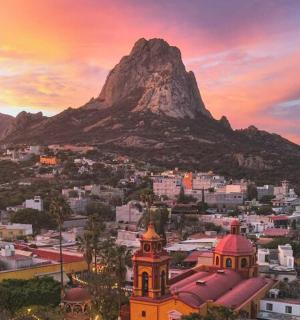 以山为背景的城市景观