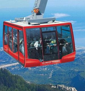 skupina lidí jedoucích gondolou přes horu