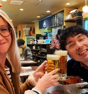 muž a žena držící sklenice piva