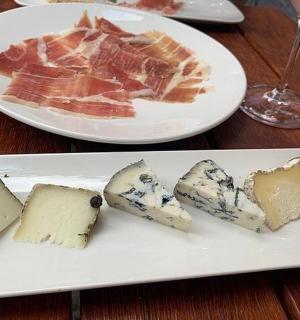 桌上有两盘奶酪和培根