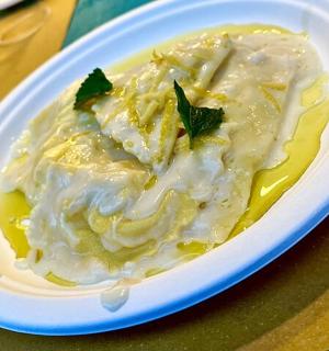 ein weißer Teller mit Essen auf einem Tisch