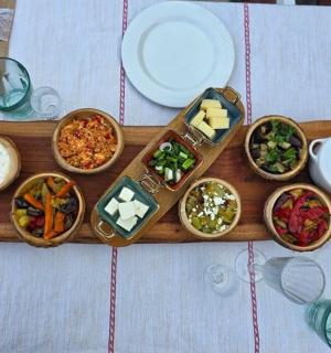 dulang kayu dengan pelbagai jenis makanan di atas meja