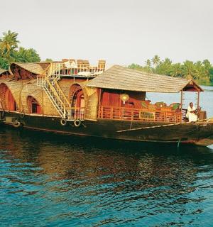 一艘水上有房子的大船