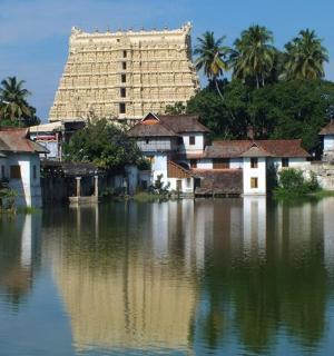 一组房屋，其中一栋大楼在水中