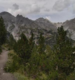 droga gruntowa przed pasmem górskim