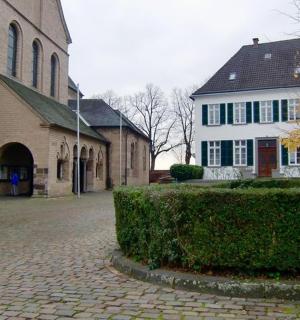 一座教堂和一座有鹅卵石街道的房子