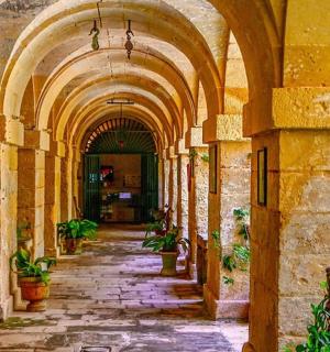 ulička s oblouky a květináči v budově