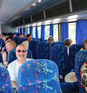 grupp inimesi istub bussis