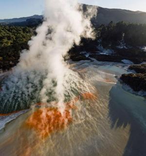 火山的空中景观，烟雾缭绕