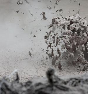 墙边的一堆泥土