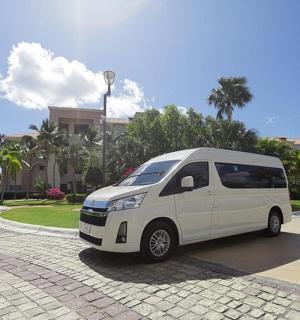 一辆白色货车停在街上