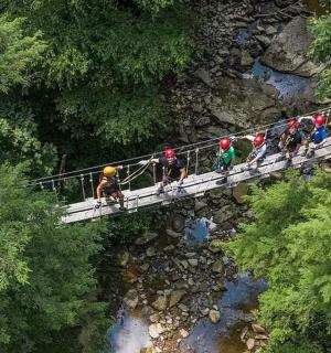 un gruppo di persone su un ponte sopra un fiume