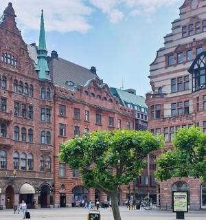 eine Gruppe von Gebäuden mit Bäumen davor